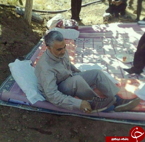 عکس/سردار سلیمانی در حال استراحت