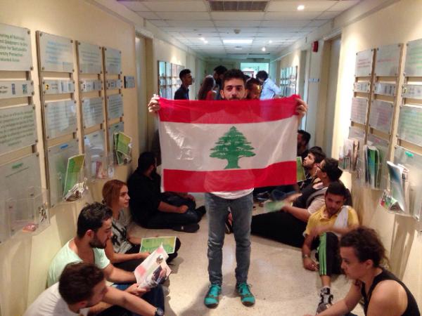 بیرون راندن معترضان لبنانی از وزارت محیط زیست