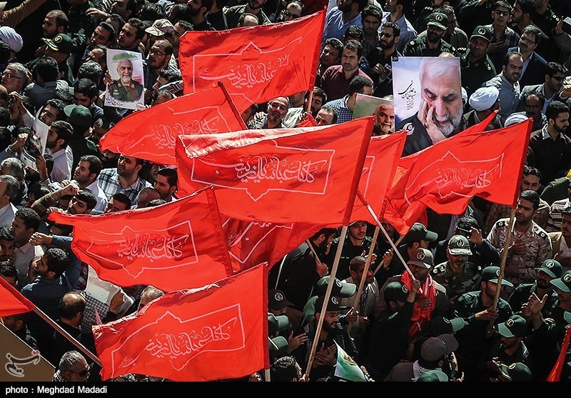 راز پرچم های سرخ در تشییع پیکر سردار همدانی+عکس