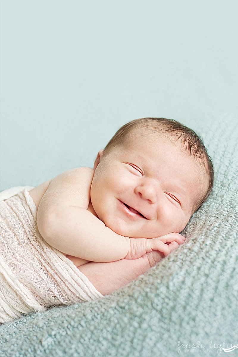 کشف علت لبخند نوزادان