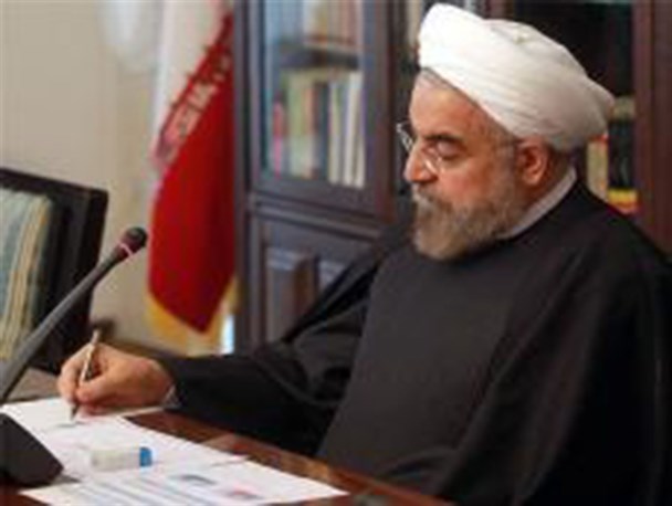 روحانی برنامه‌های ملی اجرایی سیاست‌های کلی اقتصاد مقاومتی را تقدیم رهبر انقلاب کرد