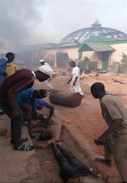 تصاویر دردناک از کشته شدن شیعیان نیجریه در جریان حمله ارتش به خانه شیخ زکزاکی