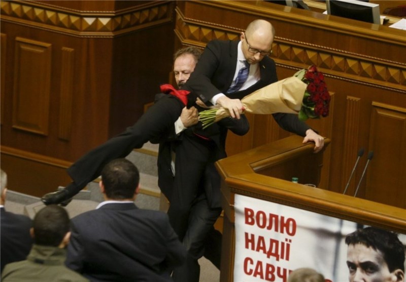 نماینده مجلس اوکراین در حال بیرون کردن نخست وزیر