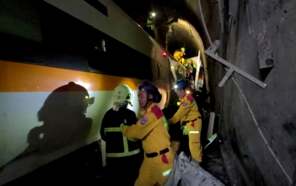 عکسحادثه تراژدیک سقوط قطار در تایلند