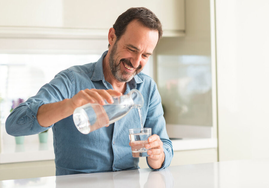 ۵ اشتباه خطرناک در نوشیدن آب