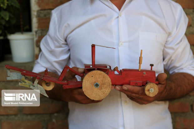 تصاویر|  ماکت چوبی خودروهای کشاورزی و هواپیما
