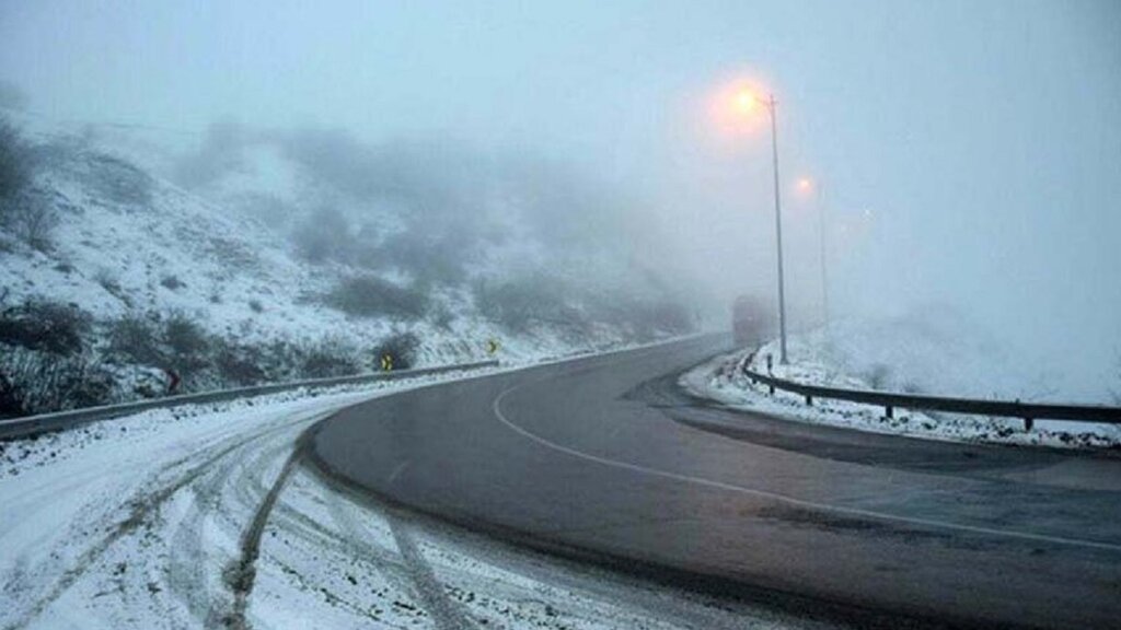 بارش برف و باران در محور شمالی کشور|مسدود شدن آزادراه تهران ـ شمال و جاده کندوان