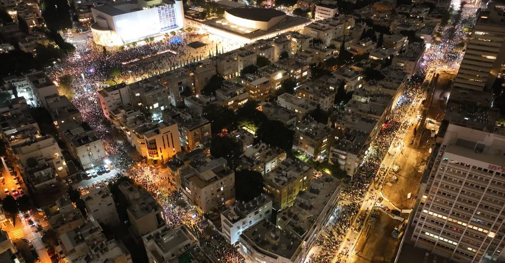 اسرائیل/  اعتراض ۱۰ هزار نفری در تل‌آویو علیه کابینه نتانیاهو