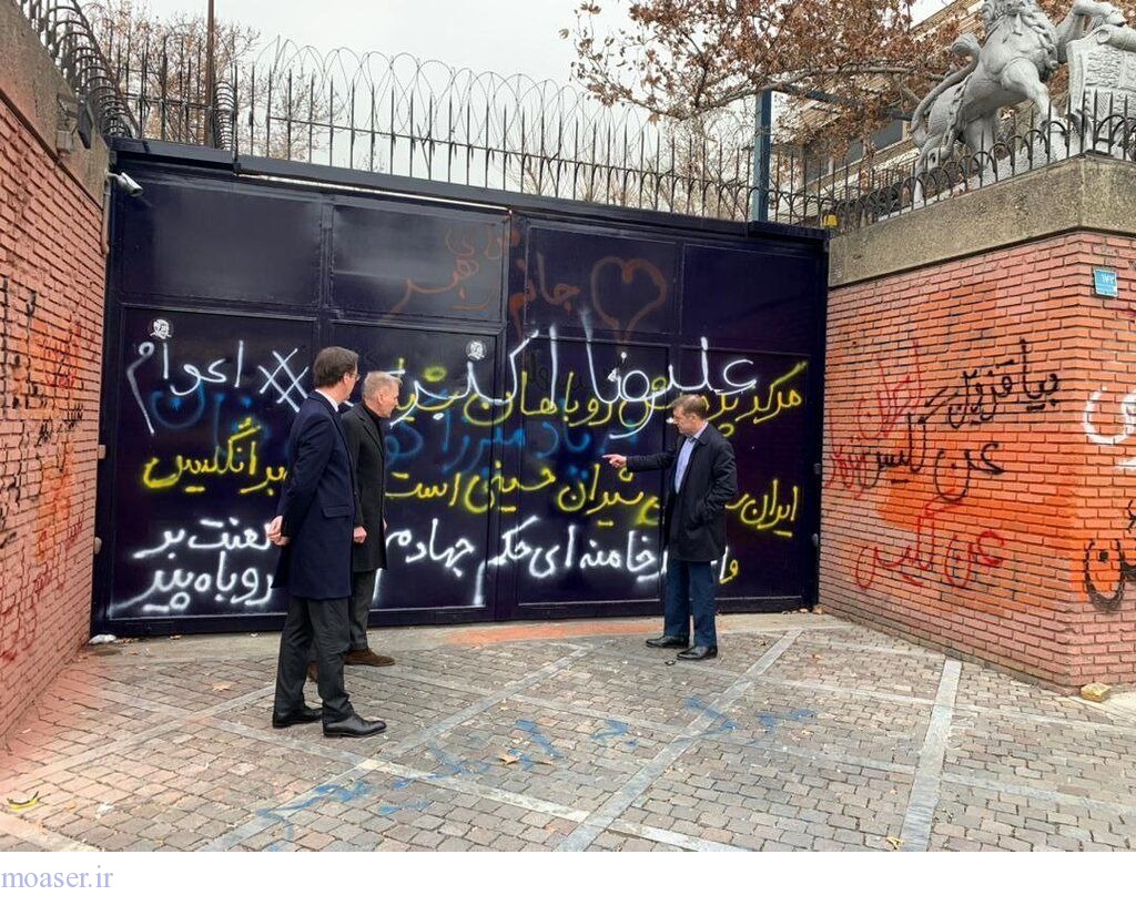 بازدید سفرای آلمان و فرانسه از دیوار نویسی های سفارت انگلیس در تهران