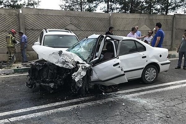تصادف شدید سمند با ۷ خودرو در خیابان دماوند تهران