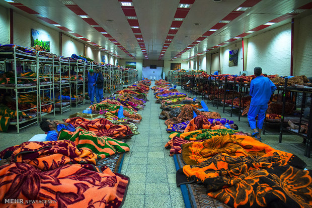 اسکان ۱۶۰۰ کارتن خواب در گرمخانه ها در شب برفی تهران
