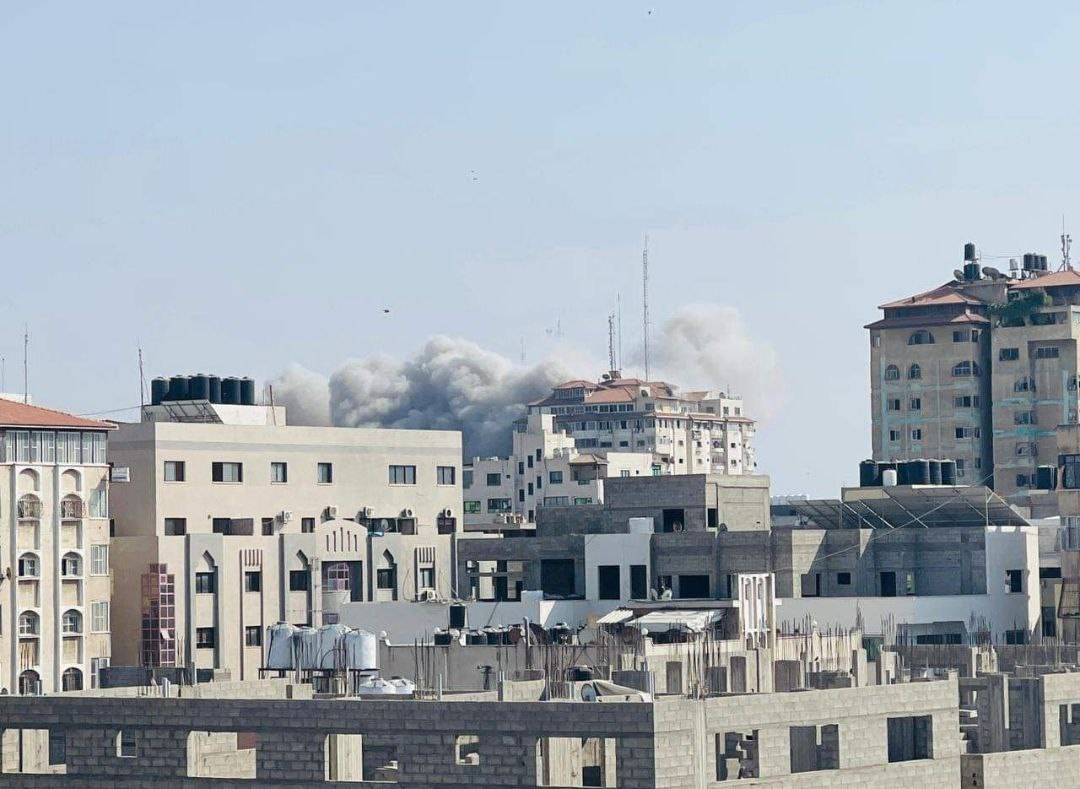 لحظه حمله ارتش اسرائیل به منازل مسکونی در غزه (فیلم)
