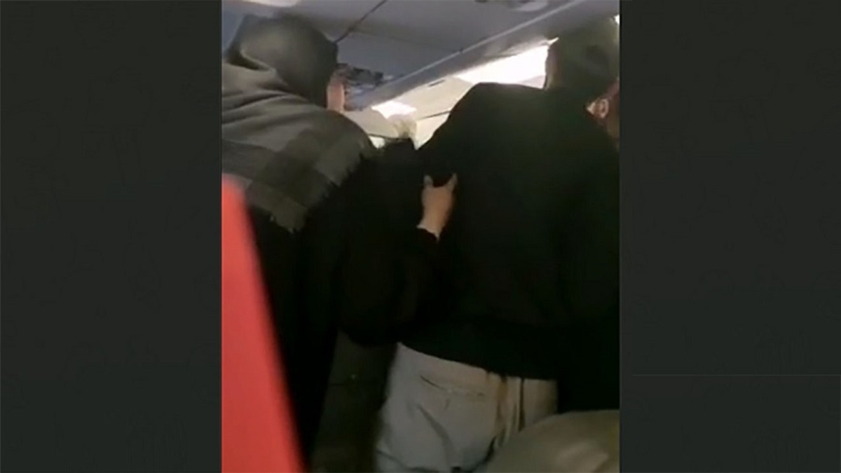 ویدئو| کتک زدن مسافر پرواز نجف-تهران توسط مهماندار