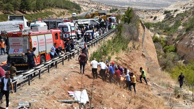 ۳۰ کشته و ۴۵ مجروح در برخورد خودرو با جمعیت در جنوب شرق ترکیه