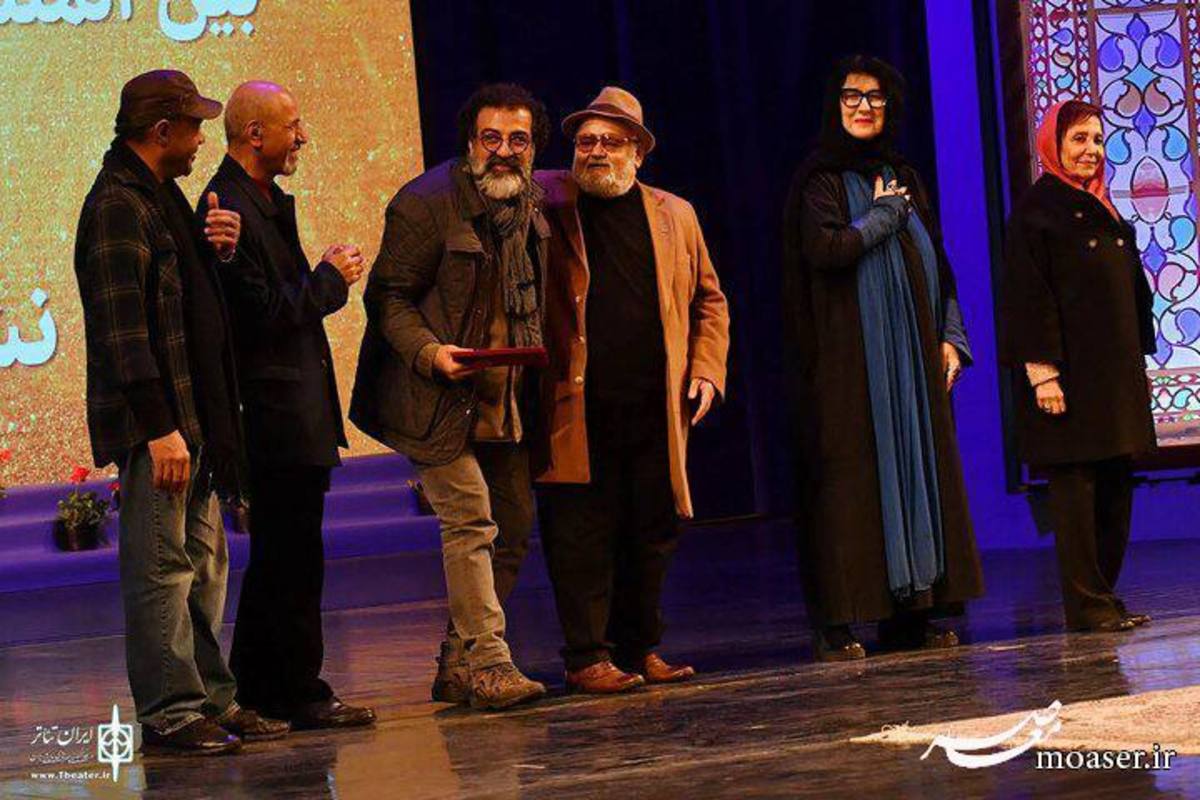 مجری ممنوع‌التصویر تلویزیون جایزه جشنواره فجر را گرفت +عکس