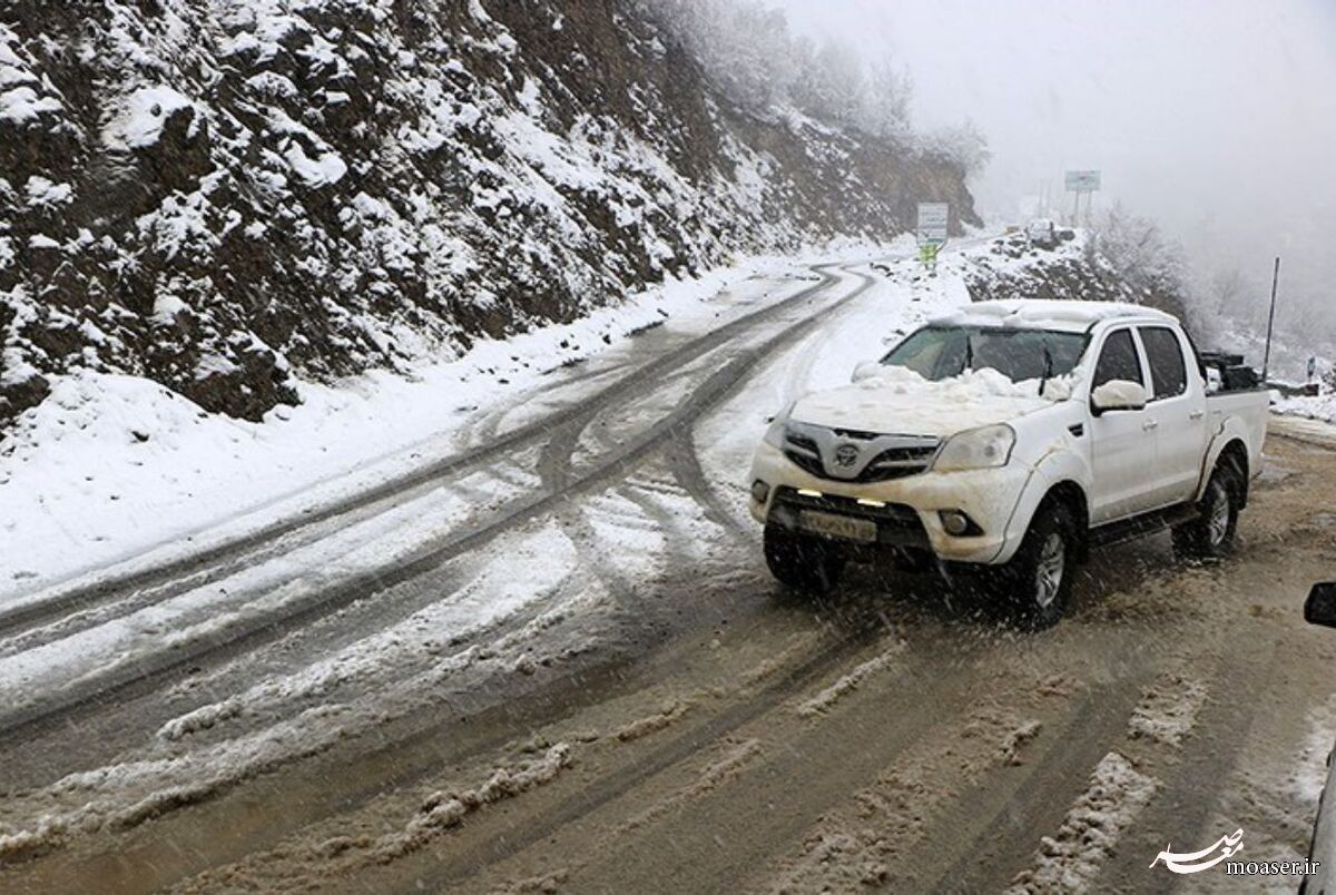 جاده هراز به دلیل برف و کولاک مسدود است