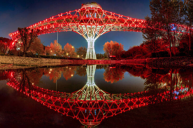 برج آزادی و پل طبیعت قرمز پوش شدند