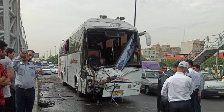 شمارمصدومان حادثه تصادف دو اتوبوس در تهران به ۲۱ نفر رسید