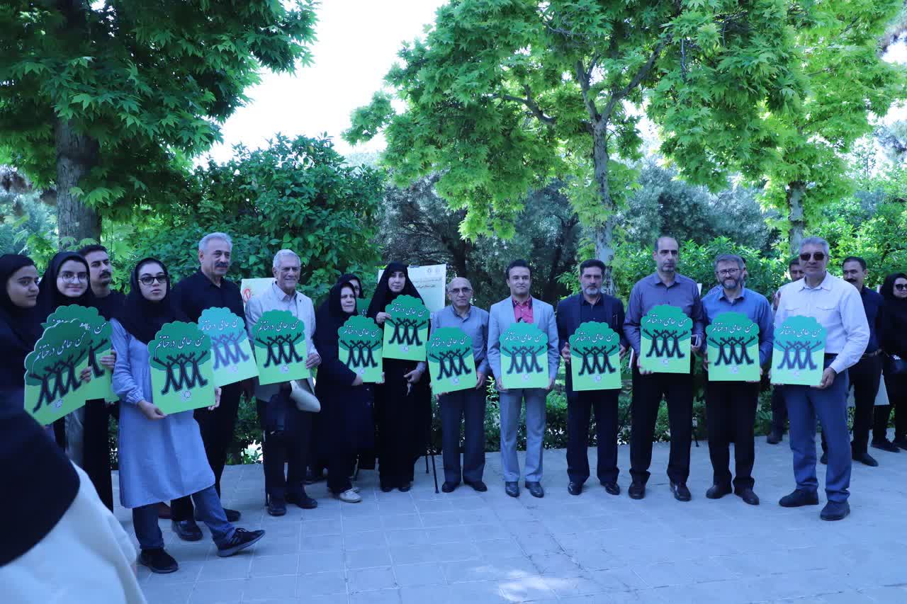 برنامه پیاده روی و پاکسازی فیلتر سیگار در باغ ارم شیراز به مناسبت هفته محیط زیست