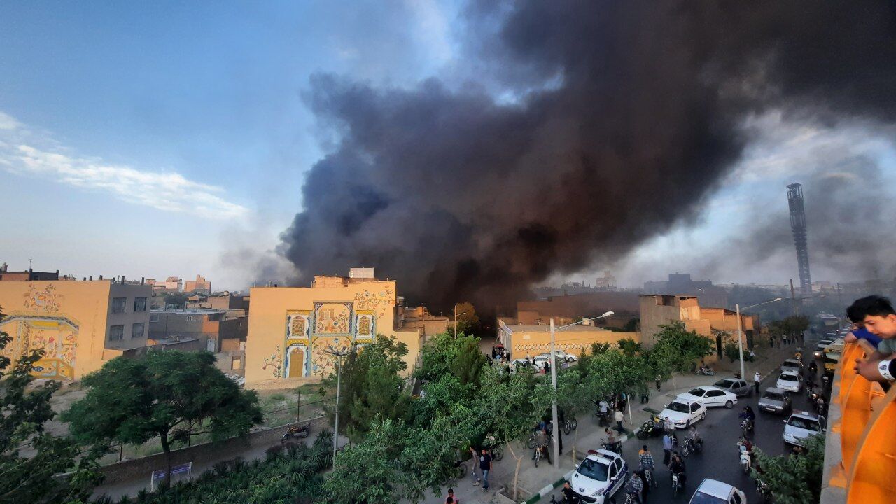 مهار آتش سوزی مهیب در یک انبار لوازم خانگی در مشهد