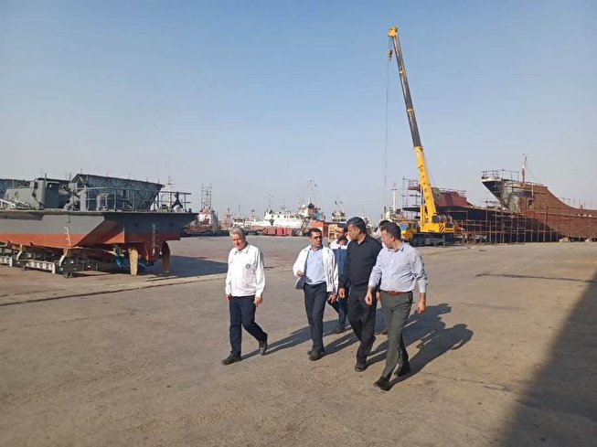 عباس غریبی از شرکت های سازنده تجهیزات و شناورهای دریایی بازدید کرد