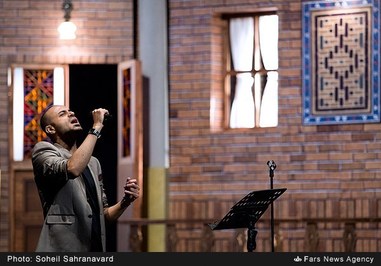 اجرای موسیقی توسط حمید حامی در سومین جشن سالانه «موسیقی ما»