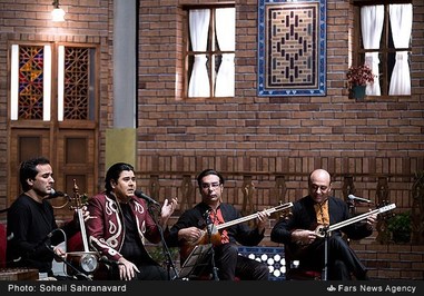 اجرای موسیقی گروه «راز و نیاز» به خوانندگی سالار عقیلی در سومین جشن سالانه «موسیقی ما»