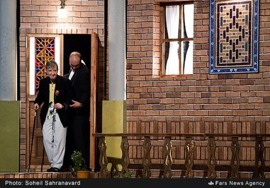 ورود نادر گلچین خواننده پیشکسوت به روی صحنه جهت تقدیر از مقام هنری محمدرضا درویشی