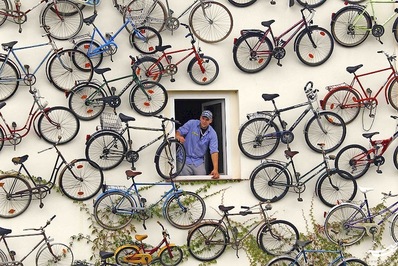 یک دیوار پر از دوچرخه