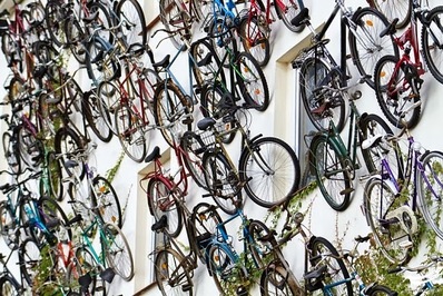 یک دیوار پر از دوچرخه