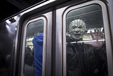 مردی که با گریم ترسناک سوار مترو محله «منهتن» نیویورک شده است.  (REUTERS)