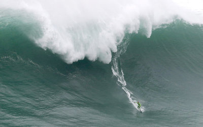 ورزشکار موج سوار توانست یکی از بزرگترین موج های ساحل پرتغال را شکار کند. (AP)