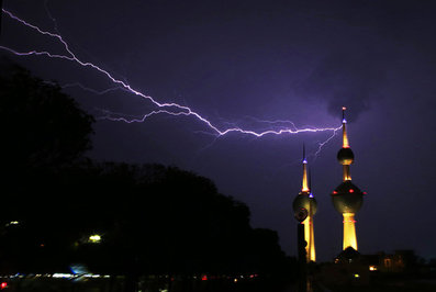 رعد و برق بالای برج های کویت  (AFP)