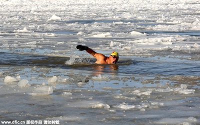 مسابقه شنا میان آب های منجمد رودخانه سیاه در استان «هیلونگجیانگ» چین برگزار شد. (IC)