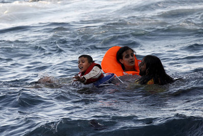 مهاجران سوری در آب های سرد سواحل دریای اژه دست و پا می‌زنند. (REUTERS)