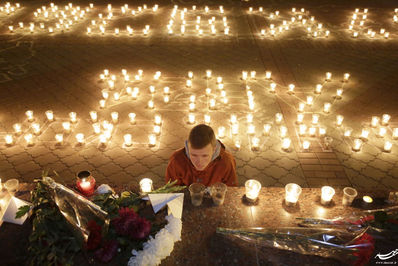 گل ها و شمع ها به یاد قربانیان سانحه ی Airbus A321 در سیمفراپل