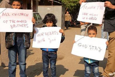 بچه‌های مصری، تابلوهای تسلیت به یاد کودکان کشته شده در سانحه‌ی سقوط هواپیما در مصر را در دست دارند