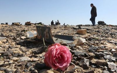 گل رز در محل سانحه‎ی هواپیمای روسی Airbus A321 در مصر