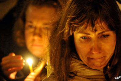زنی در سنت پترزبورگ در روز سوگواری قربانیان فاجعه هوایی بر فراز شبه جزیره‌ی سینا