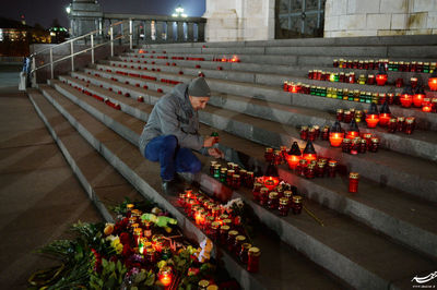 گل‌ها و شمع‌ها در کلیسای مسیح منجی در مسکو به یاد قربانیان سانحه‌ی هواپیمای روسی Airbus A321 بر فراز شبه جزیره سینا