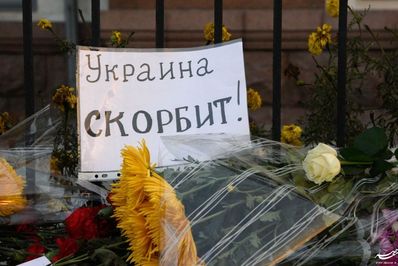 گل‌های تقدیمی به سفارت روسیه در کیف