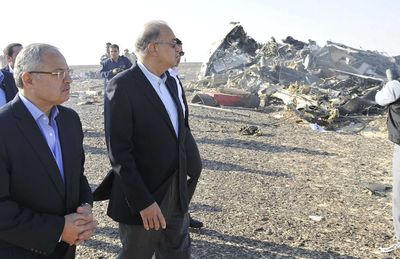 شریف اسماعیل، نخست وزیر مصر در محل سقوط هواپیمای ایرباس در شبه جزیره سینا، مصر
