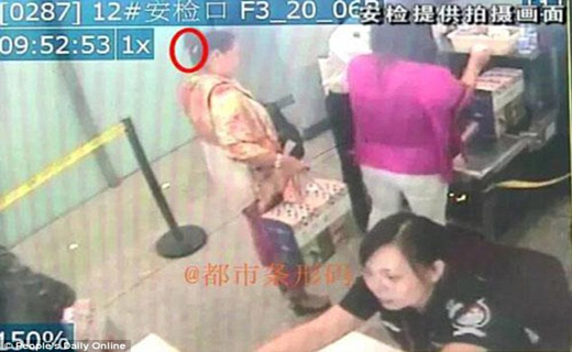 اقدام عجیب زن چینی در فرودگاه+ عکس