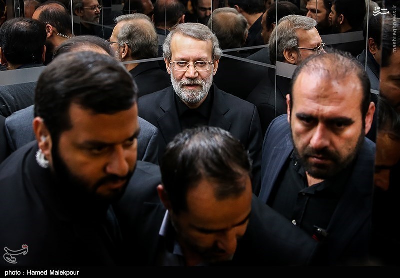 لاریجانی و محافظانش در آسانسور + عکس
