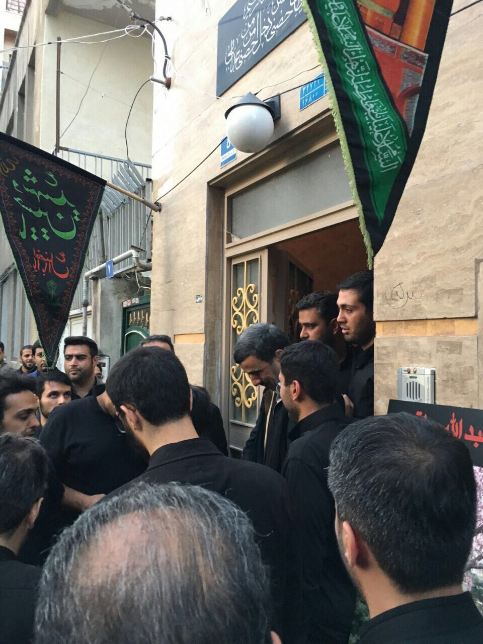 حضور احمدی‌نژاد در منزل محافظ دیروز، شهید مدافع حرم امروز + تصاویر