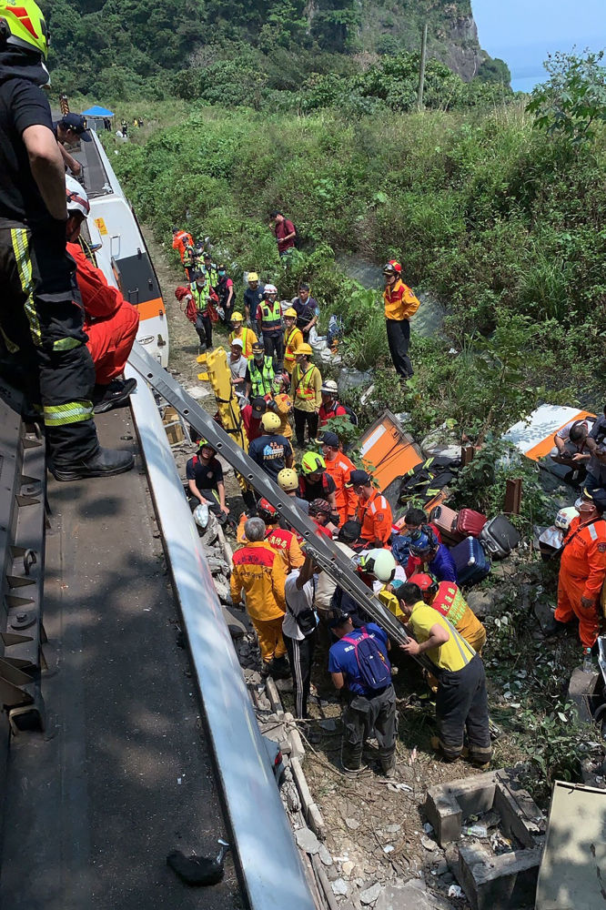 عکسحادثه تراژدیک سقوط قطار در تایلند