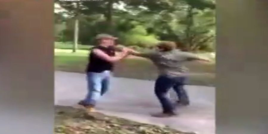 فیلم کتک کاری شدید دو جوان در یک پارک
