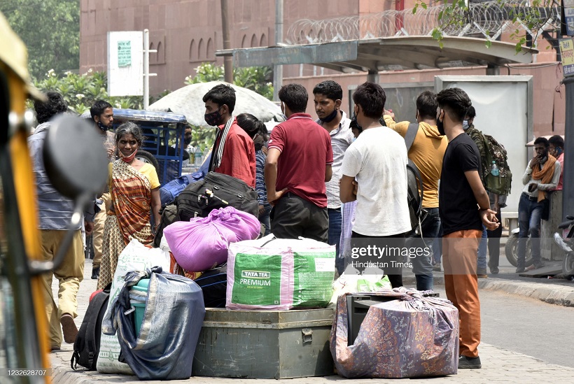 کارگران مهاجر در تلاش برای خروج از هند (عکس)