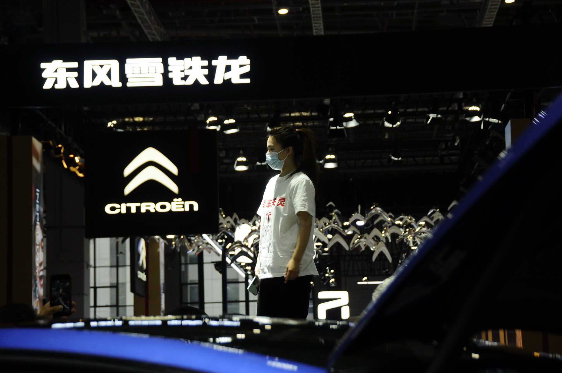 اعتراض یک زن به خودروهای تسلا در نمایشگاه خودرو شانگهای چین