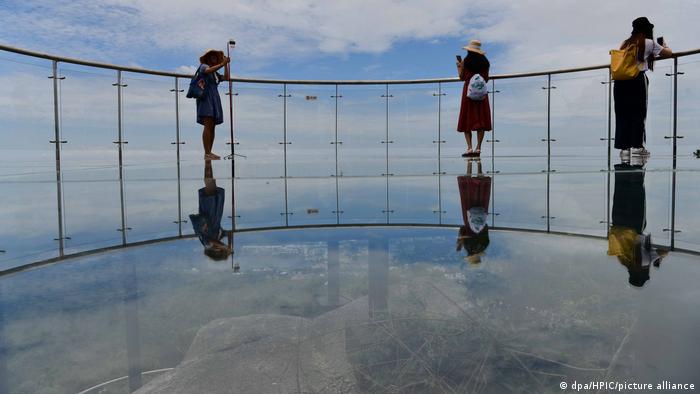 زیباترین پل‌های معلق شیشه‌ای چین در قاب تصویر